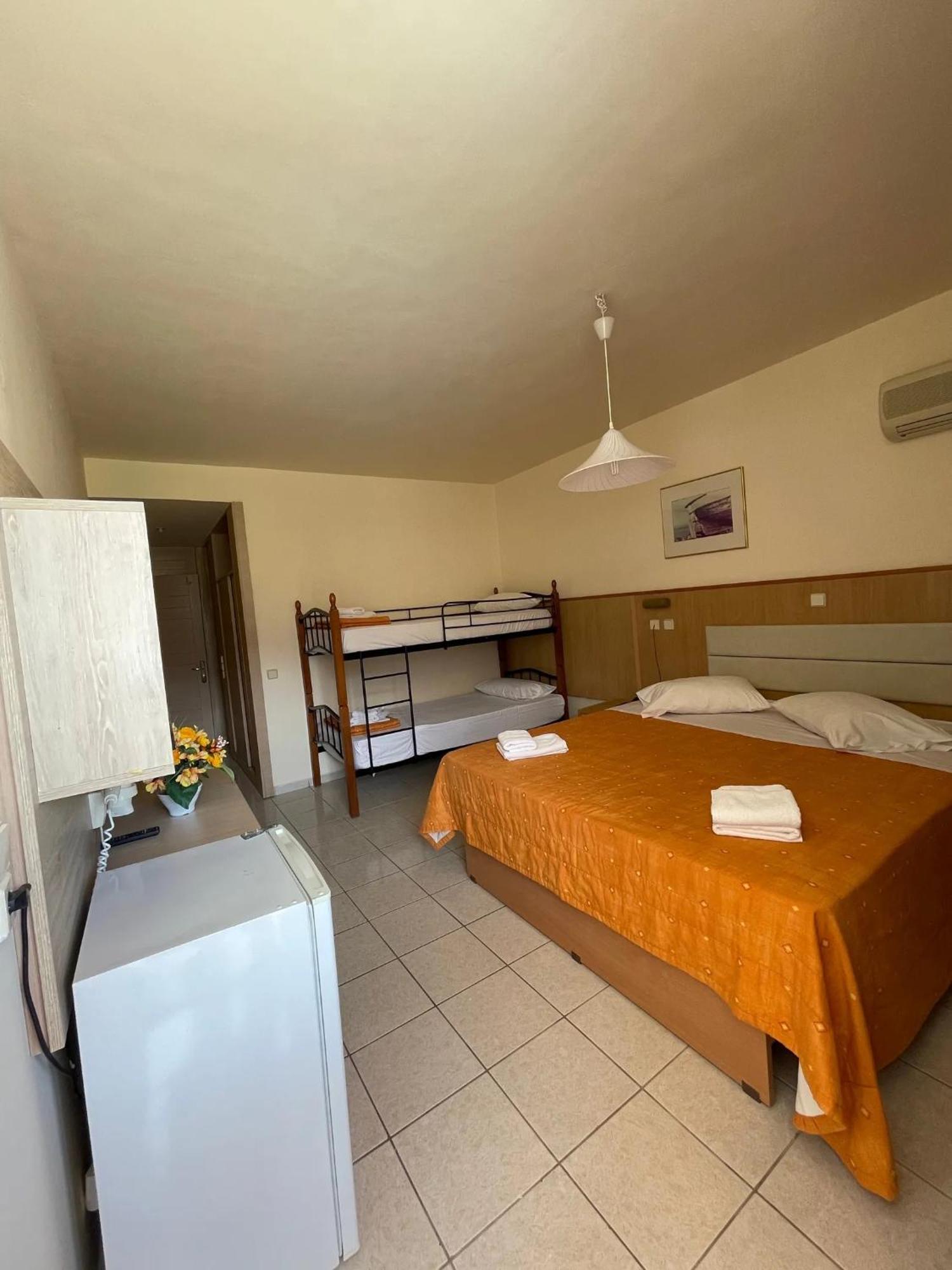 Eri Beach & Village Hotel ヘルソニソス エクステリア 写真