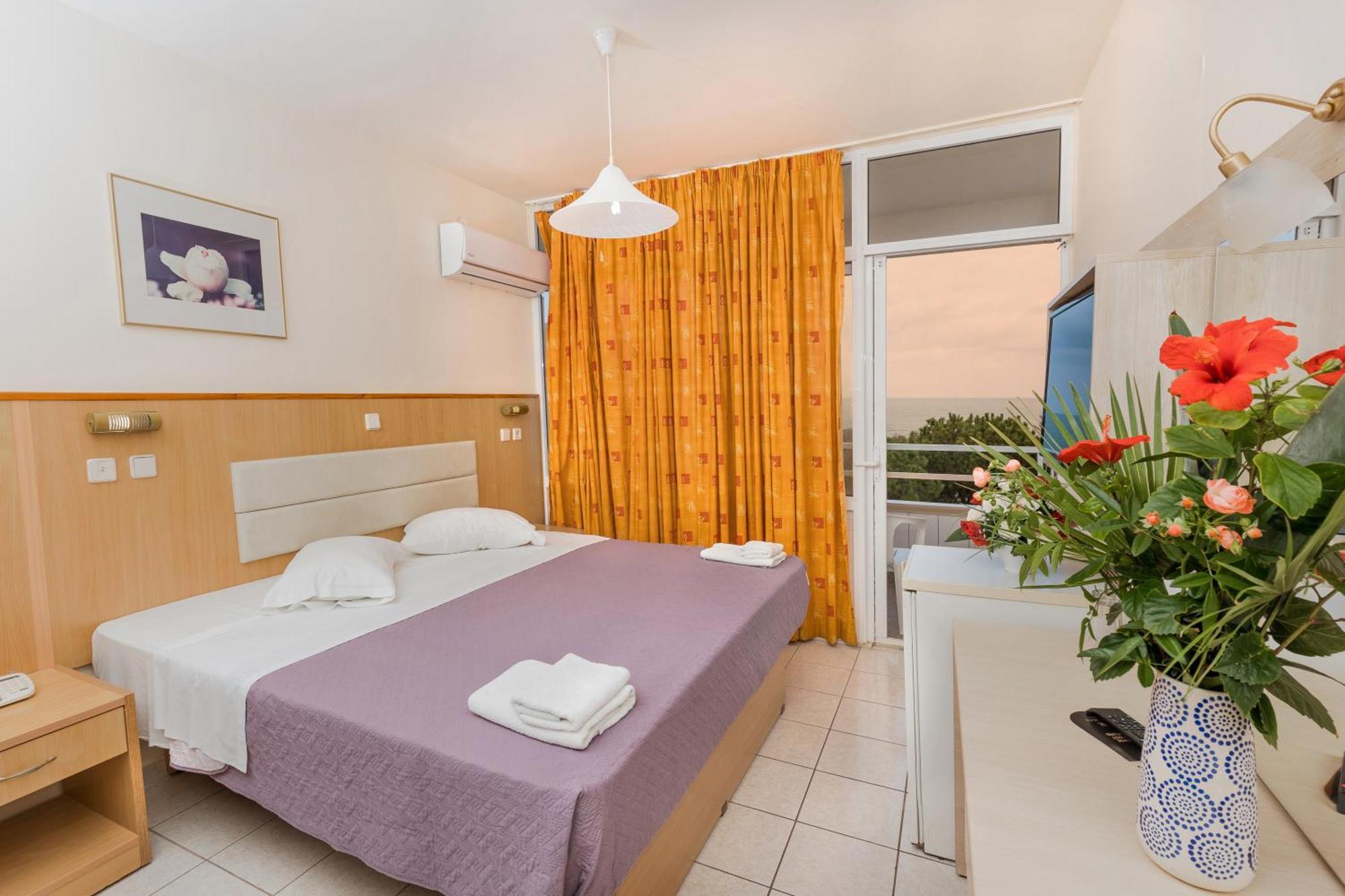 Eri Beach & Village Hotel ヘルソニソス エクステリア 写真
