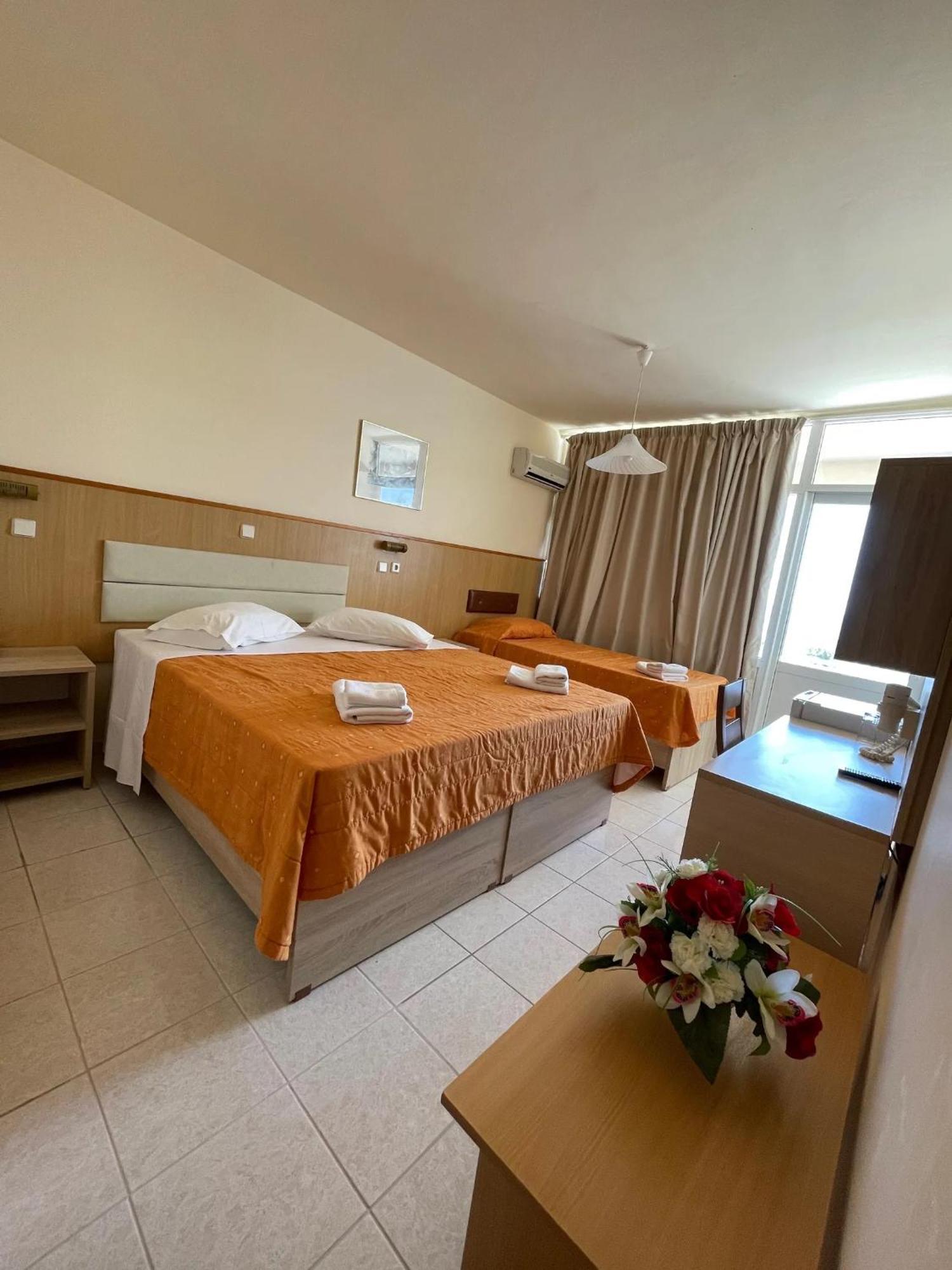 Eri Beach & Village Hotel ヘルソニソス エクステリア 写真